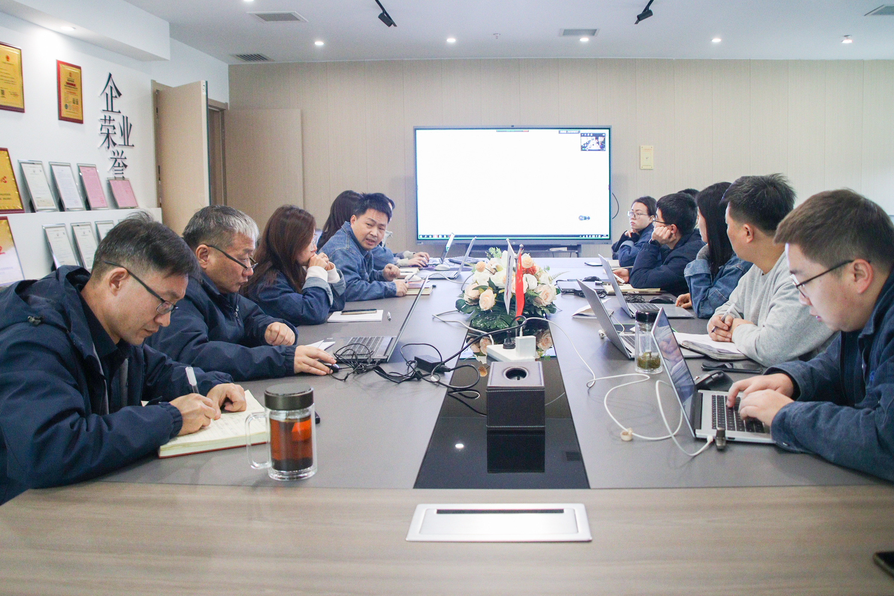 西冶召开项目复盘会：精研细琢，铸就卓越