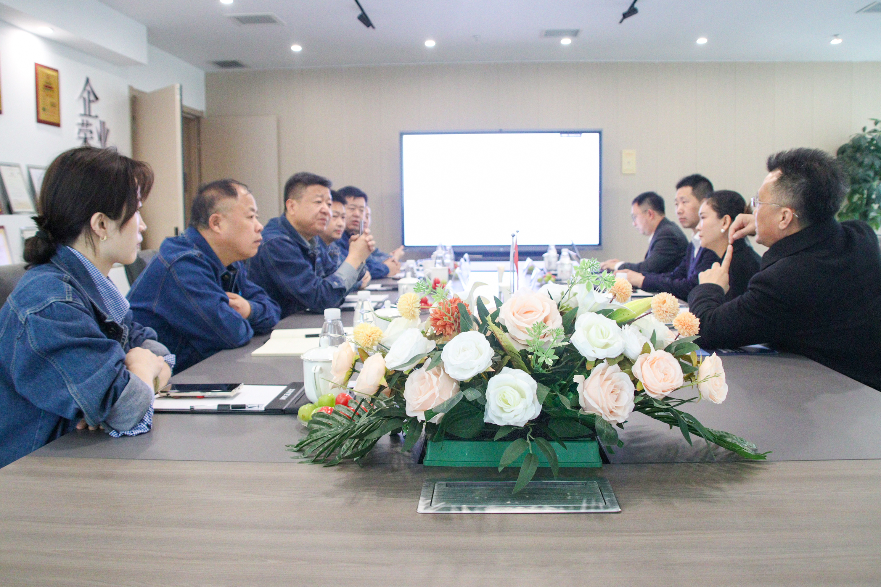 中重科技董事长一行莅临西冶考察交流